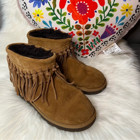 UGG Wynona Chestnut with Brown Lining Fringe Detail Ankle Boots - Picture 2 of 13